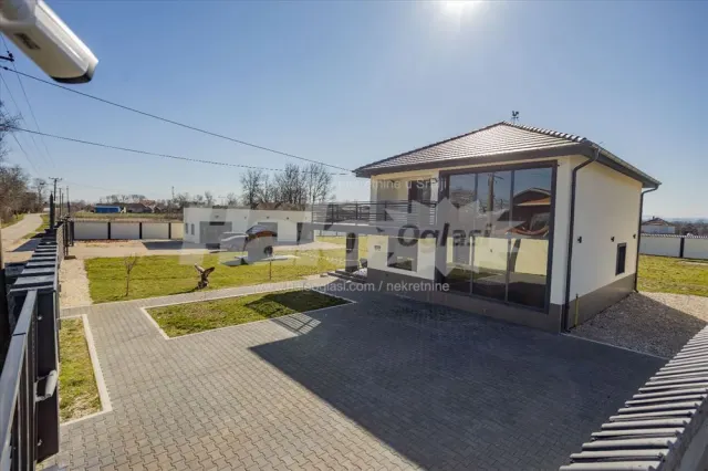 Дом, 400 м² — Младеновац