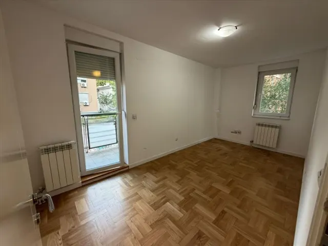 Трёхкомнатная квартира, 81 м² — Звездара